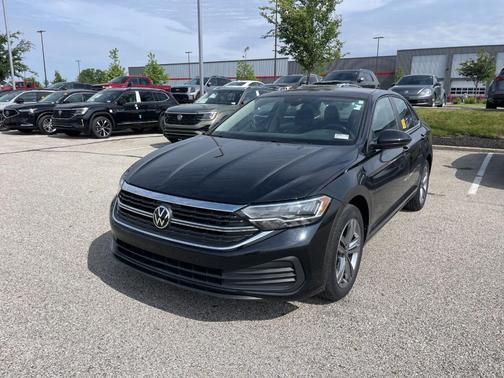 Deep Black Pearl Effect 2024 Volkswagen Jetta 1.5T SE