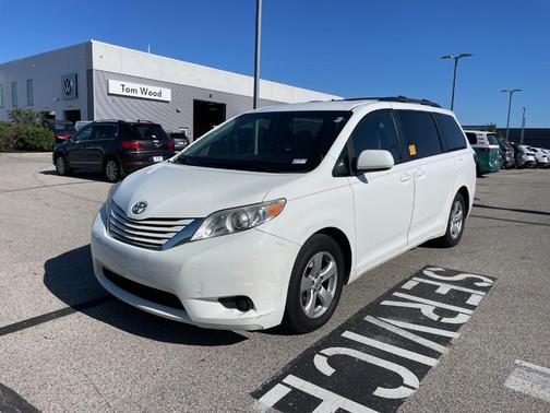 Super White 2017 Toyota Sienna LE
