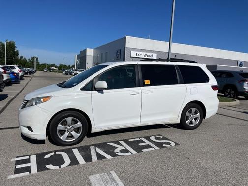 Super White 2017 Toyota Sienna LE