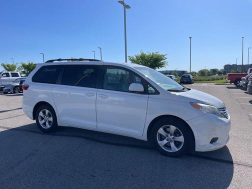 Super White 2017 Toyota Sienna LE