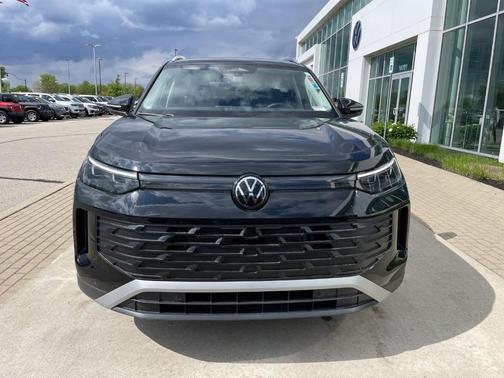 Deep Black Pearl Effect 2026 Volkswagen Tiguan 2.0T SE