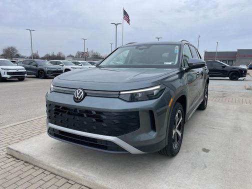 Platinum Gray Metallic 2026 Volkswagen Tiguan 2.0T SE