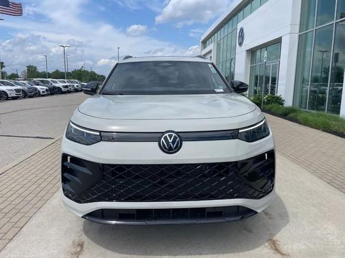 Sandstone 2026 Volkswagen Tiguan 2.0T SE R-Line Black