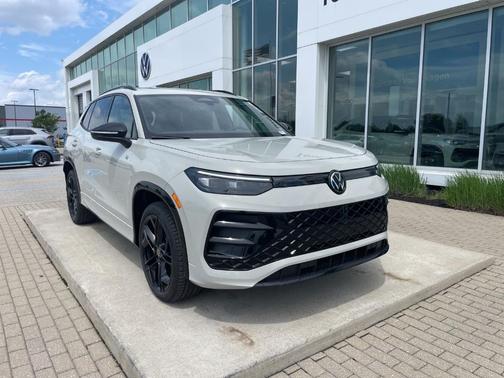 Sandstone 2026 Volkswagen Tiguan 2.0T SE R-Line Black