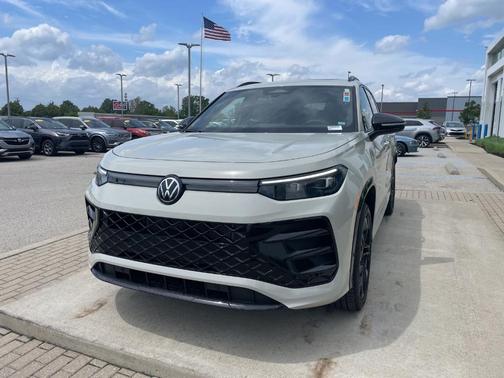 Sandstone 2026 Volkswagen Tiguan 2.0T SE R-Line Black