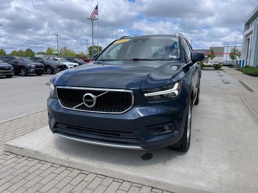 Bursting Blue Metallic 2021 Volvo XC40 T4 Momentum