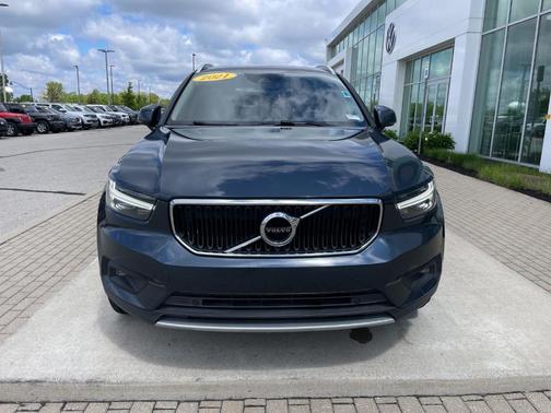 Bursting Blue Metallic 2021 Volvo XC40 T4 Momentum