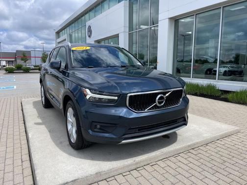 Bursting Blue Metallic 2021 Volvo XC40 T4 Momentum