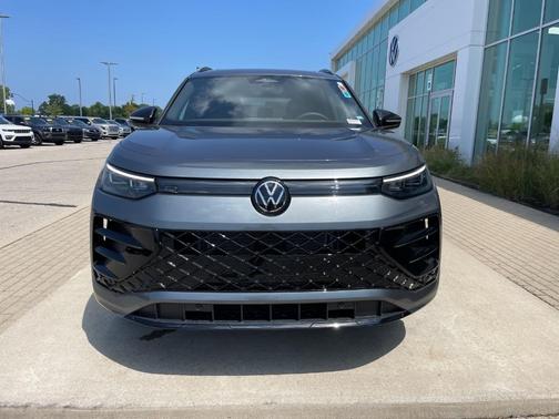 2025 Volkswagen Tiguan 2.0T SE R-Line Black