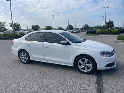 White 2013 Volkswagen Jetta TDI
