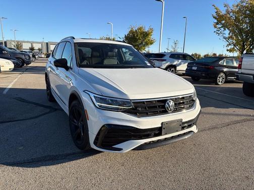 Opal White Pearl Effect 2023 Volkswagen Tiguan 2.0T SE R-Line Black