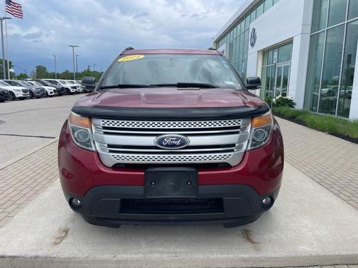 Red 2014 Ford Explorer XLT