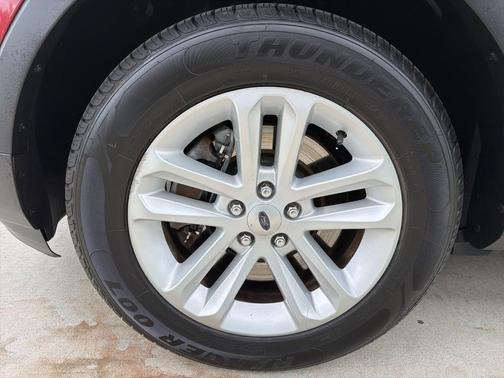 Red 2014 Ford Explorer XLT
