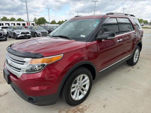 Red 2014 Ford Explorer XLT