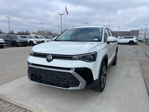 Pure White 2026 Volkswagen Taos 1.5T SE