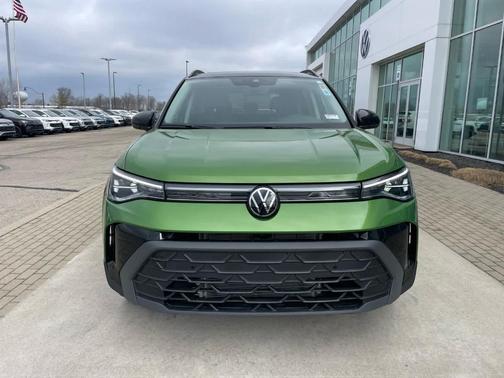 Bright Moss Green W/Deep Black Roof 2026 Volkswagen Taos 1.5T SE Black