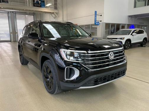 Deep Black Pearl Effect 2026 Volkswagen Atlas 2.0T SE W/TECHNOLOGY