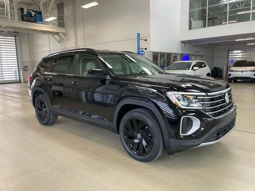 Deep Black Pearl Effect 2026 Volkswagen Atlas 2.0T SE W/TECHNOLOGY