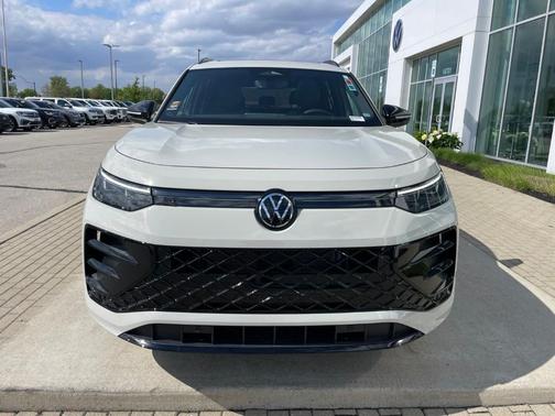 Sandstone 2026 Volkswagen Tiguan 2.0T SE R-Line Black