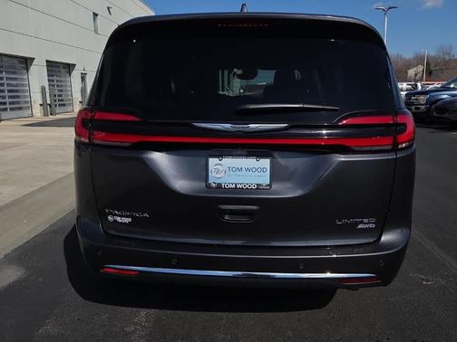 Granite Crystal Clearcoat Metallic 2022 Chrysler Pacifica Limited