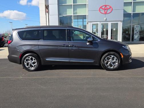 Granite Crystal Clearcoat Metallic 2022 Chrysler Pacifica Limited