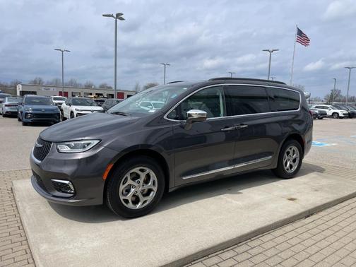 Granite Crystal Clearcoat Metallic 2022 Chrysler Pacifica Limited