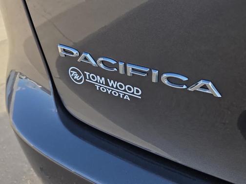 Granite Crystal Clearcoat Metallic 2022 Chrysler Pacifica Limited