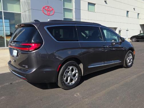 Granite Crystal Clearcoat Metallic 2022 Chrysler Pacifica Limited