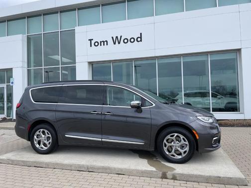 Granite Crystal Clearcoat Metallic 2022 Chrysler Pacifica Limited