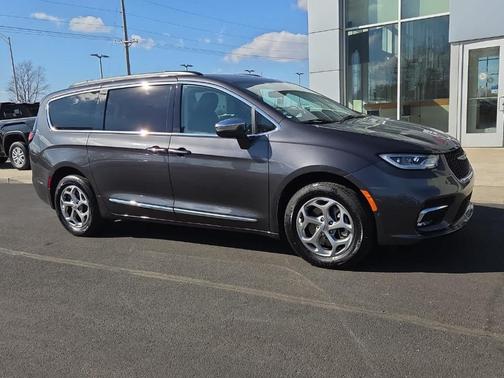 Granite Crystal Clearcoat Metallic 2022 Chrysler Pacifica Limited