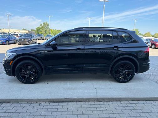 Deep Black Pearl Effect 2024 Volkswagen Tiguan 2.0T SE R-Line Black