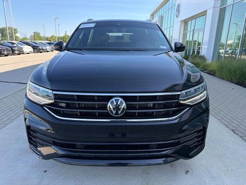 Deep Black Pearl Effect 2024 Volkswagen Tiguan 2.0T SE R-Line Black