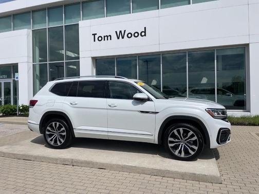Opal White Pearl Effect 2023 Volkswagen Atlas 3.6L SEL Premium R-Line