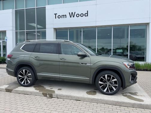 Avocado Green Pearl 2026 Volkswagen Atlas 2.0T SEL Premium R-Line