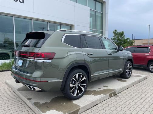 Avocado Green Pearl 2026 Volkswagen Atlas 2.0T SEL Premium R-Line