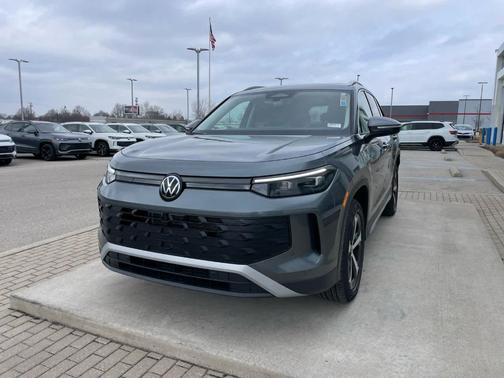 Platinum Gray Metallic 2026 Volkswagen Tiguan 2.0T SE