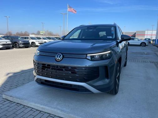 Platinum Gray Metallic 2026 Volkswagen Tiguan 2.0T SE