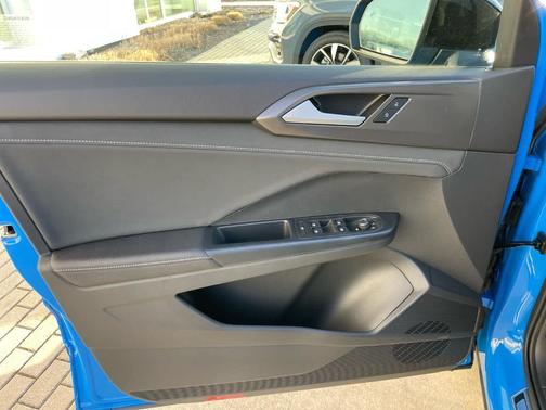 2026 Volkswagen Taos 1.5T SE Black