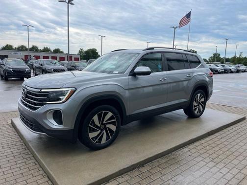 Silver Bird Metallic 2024 Volkswagen Atlas 2.0T SE
