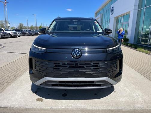 Deep Black Pearl 2026 Volkswagen Tiguan 2.0T SE
