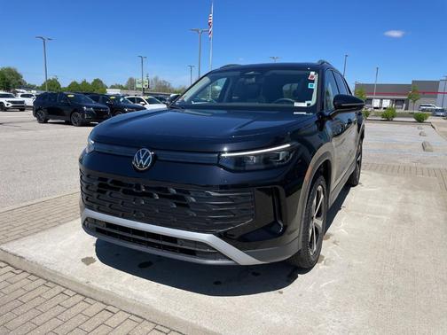 Deep Black Pearl 2026 Volkswagen Tiguan 2.0T SE