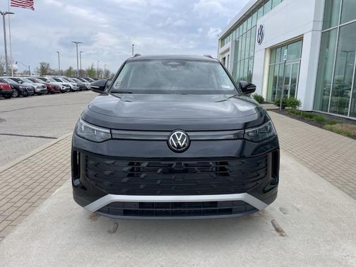 Deep Black Pearl Effect 2026 Volkswagen Tiguan 2.0T SE