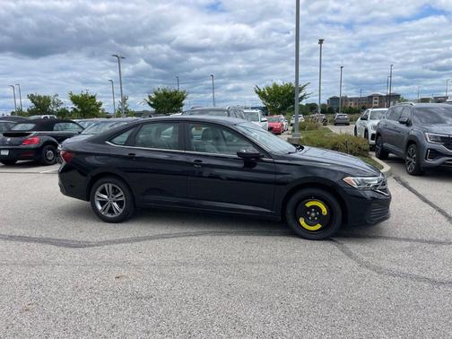 Deep Black Pearl Effect 2024 Volkswagen Jetta 1.5T SE