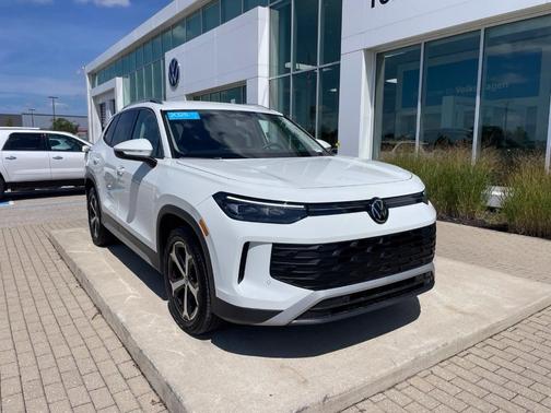 Pure White 2025 Volkswagen Tiguan 2.0T SE