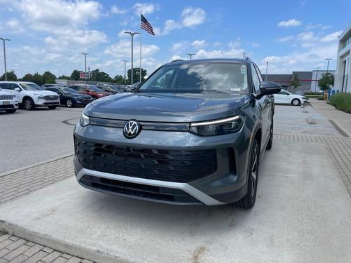 Platinum Gray Metallic 2026 Volkswagen Tiguan 2.0T SE