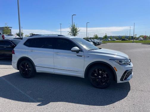 Opal White Pearl Effect 2024 Volkswagen Tiguan 2.0T SEL R-Line