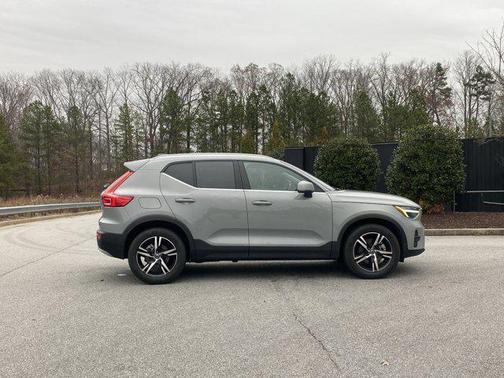 2025 Volvo XC40 B5 Core Bright Theme