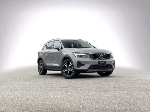 2025 Volvo XC40 B5 Core Bright Theme