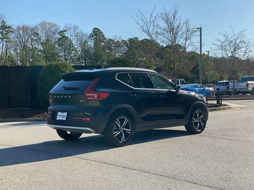 2025 Volvo XC40 B5 Core Bright Theme