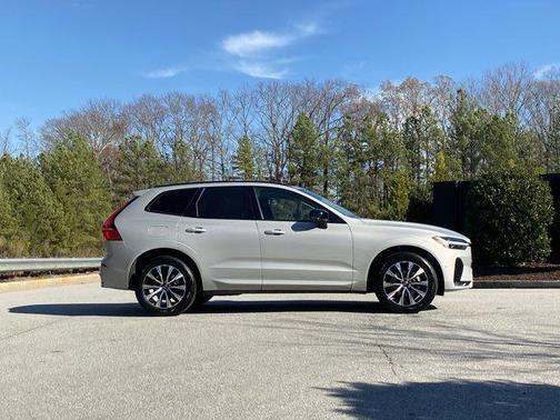 2025 Volvo XC60 B5 Plus